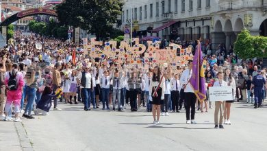 Близо две хиляди ученици, учители, преподаватели и творци се включиха в празничното шествие за 24 май във Велико Търново