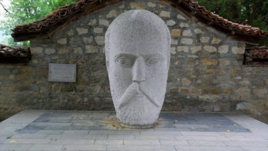 Вторият паметник на хроникьора на Априлското въстание Джануариус Макгахан се издига в центъра на Елена